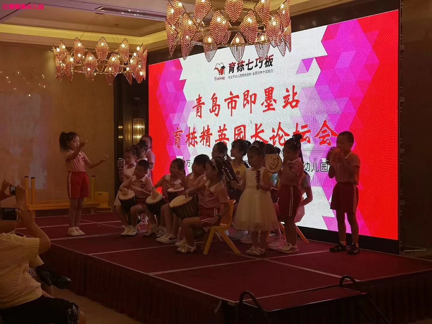 幼兒(ér)園孩子們的(de)非洲鼓表演